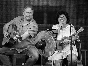 Die beiden Mittelfranken Wulli Wullschläger und Sonja Tonn werden am 1. Oktober auf der Bühne im Kursaalgebäude spielen und singen.  Foto: Tobias Hartmann