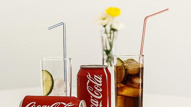 Neben der zuckerhaltigen Original-Coca-Cola werden zuckerfreie Alternativen angeboten.