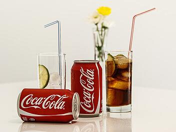 Neben der zuckerhaltigen Original-Coca-Cola werden zuckerfreie Alternativen angeboten.