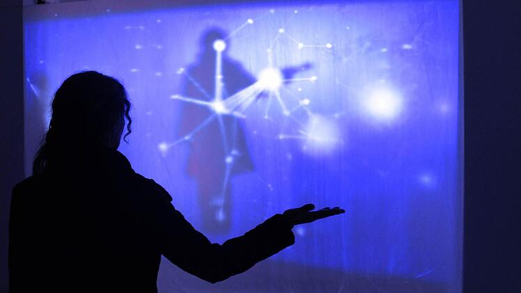 Bewegung, Schatten, Sternbilder: Bei der interaktiven Installation von Mariana Carranza werden die Besucher selbst zu Bild-Gestaltern. Foto: Stephan Wolf