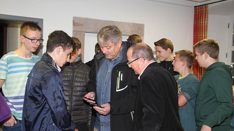 Adam tauscht mit Freunden und Fußballer-Kollegen Handynummern und Skype-Kontaktdaten aus. Foto: Sonja Adam