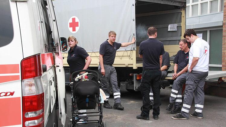 Am Montag kommen die ersten 100 Flüchtlinge in Bad Kissingen an - kurzfristig. Bis dahin haben Handwerker und Helfer damit zu tun, die Notunterkunft in der ehemaligen Fabrik einzurichten. Foto: Carmen Schmitt