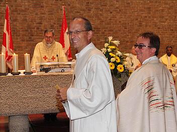 Pfarrer Klaus Weigand und Diakon Andreas Eberhorn (v r.) wurden vom Regionaldekan Georg Holzschuh in ihren Dienst eingeführt.  Foto: Mathias Erlwein