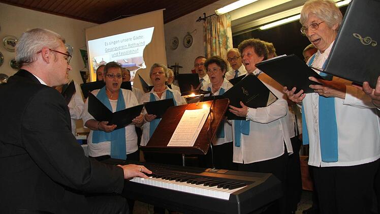 Der Gesangverein Rothwind-Fassoldshof mit Stefan Kiergassner steuerte zum Jubiläum drei Weisen bei. Foto: Sonja Adam