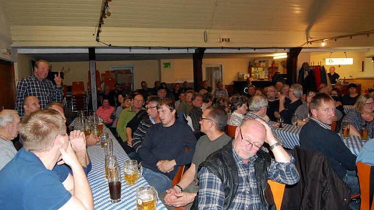 Proppenvoll war der Saal der Gastwirtschaft Müller bei der Bürgerversammlung. Foto: Andreas Welz