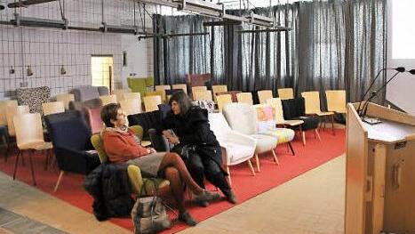 Marta Doehler-Behzadi (Geschäftsführerin der Internationalen Bauausstellung Thüringen) und Sally Below (Berlin) vor der Veranstaltung. Beide sprachen über Baukultur und Bürgerbeteiligung. Foto: Simone Bastian