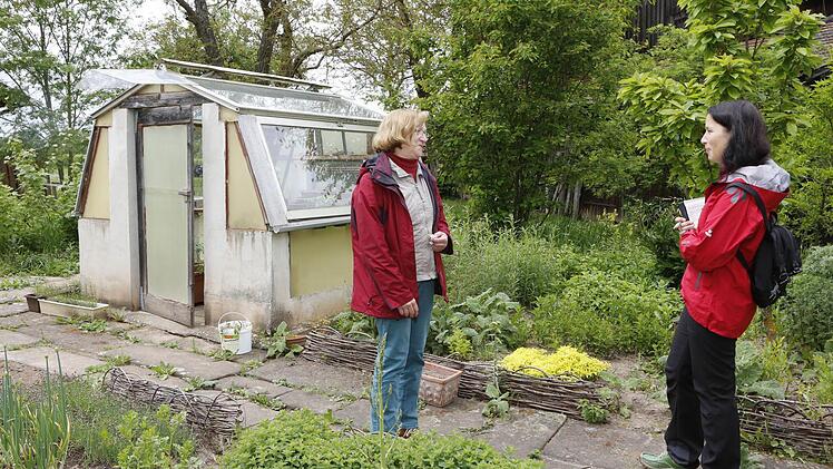 Rundschau-Redakteurin Dagmar Besand lernt von Edith Wagner viel Neues über Kräuter. Foto: Matthias Hoch