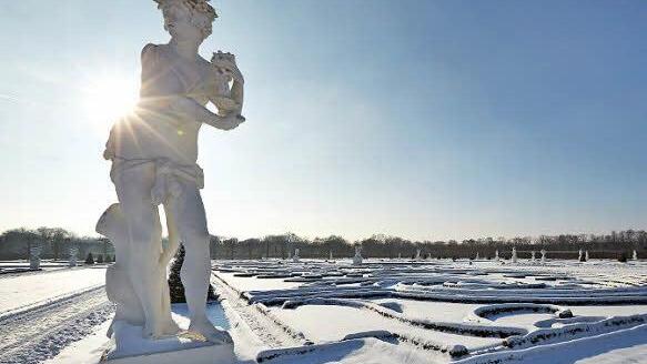 Der barocke Große Garten in Hannover-Herrenhausen glitzert in der Wintersonne. Fotos: djd/Hannover Marketing und Tourismus/Christian Wyrwa