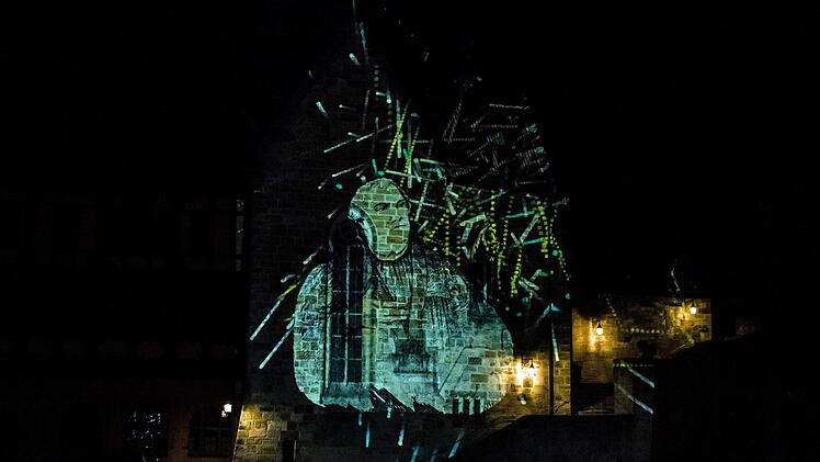 Mit einer Live-Installation beteiligt sich der Lichtkünstler Philipp Geist am Samstag an der 13. Coburger Museumsnacht. Am Donnerstag richtete er seine Installation im Hof der Veste ein (© Philipp Geist / VG Bild-Kunst Bonn 2017 ).Foto: Jochen Berger