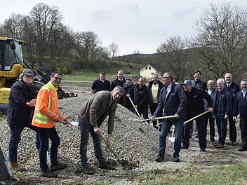 Erster Spatenstich für das neue Feuerwehrhaus in Uetzing (vorne, von links): Stadtbaumeister Andreas Ender, Stefan Herold (Leiter Hochbauabteilung Firma Raab), Stefan Dinkel (Ortssprecher "Obere Dörfer") und Bürgermeister Jürgen Kohmann.  Andreas Welz