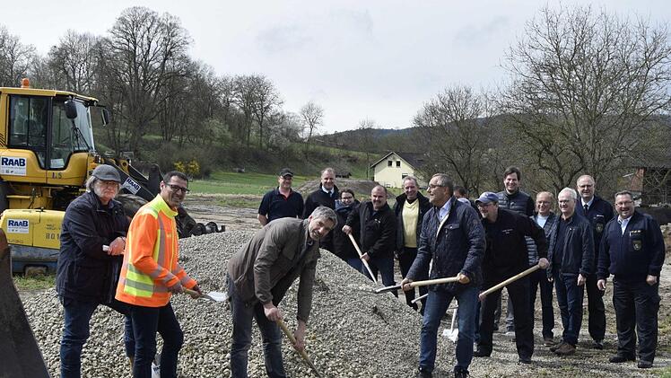 Erster Spatenstich für das neue Feuerwehrhaus in Uetzing (vorne, von links): Stadtbaumeister Andreas Ender, Stefan Herold (Leiter Hochbauabteilung Firma Raab), Stefan Dinkel (Ortssprecher "Obere Dörfer") und Bürgermeister Jürgen Kohmann.  Andreas Welz