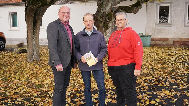 Bürgermeister Georg Seiffert und Joachim Jenrich, der Recherchen zu den Anfängen der Fliegerei in Bischofsheim führte besuchten das Grundstück von Detlef Stengler, wo in den frühen 1920er Jahren Willhelm Messerschmitt sei erste Firma hatte. Foto: Marion Eckert