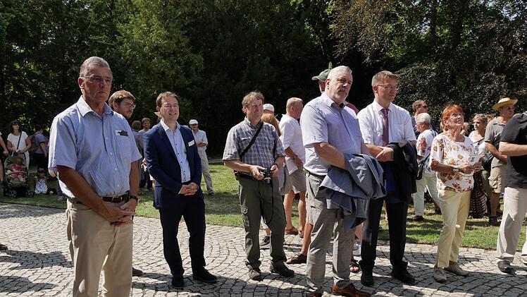 Auch Präsident Bernd Schreiber (rechts)  fand Gefallen an dem  Geburtstagsständchen, das die Kinder der Prinz-Albert-Stadt Rödental in  beiden Sprachen sangen, so auch Altbürgermeister Gerhard Preß  und Coburgs  Oberbürgermeister Norbert Tessmer (von links). Foto: Manja von Nida
