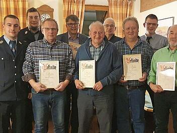 Die Geehrten mit Bürgermeister und der Feuerwehrführungsriege Foto: Carmen Schwind