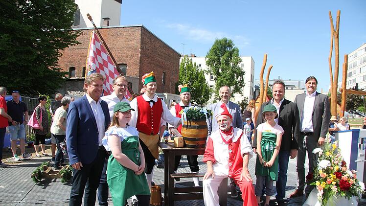 Gruppenbild mit Kindern: Bei der Eröffnung zapften die Kids ein Fass mit Limonade an. Zweiter von rechts OB Ingo Lehmann.
