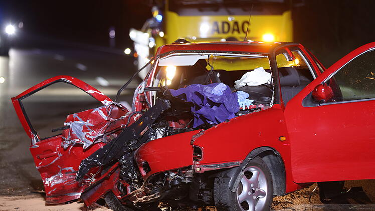 Frontal-Crash auf der B25 bei Lehengütingen im Kreis Ansbach - zwei Personen schwer verletzt