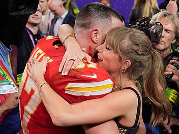 Superstars Taylor Swift und Travis Kelce haben sich verlobt