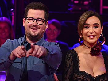 The Masked Singer "Mal ehrlich: Hatten wir mal was miteinander?", fragte Verona Pooth bei "The Masked Singer" (ProSieben) den Sänger Rave-Ioli. Ratecrew-Kollege Chris Tall machte es konkret: "Dieter, bist du's?"