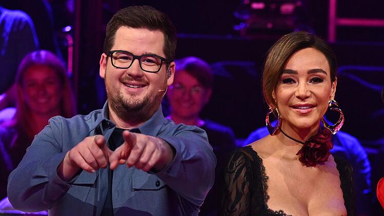 "Mal ehrlich: Hatten wir mal was miteinander?", fragte Verona Pooth bei "The Masked Singer" (ProSieben) den S&auml;nger Rave-Ioli. Ratecrew-Kollege Chris Tall machte es konkret: "Dieter, bist du's?"