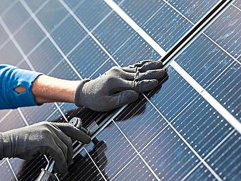 Da es immer mehr Solarstromanlagen gibt, komme das Stromnetz in Mainfranken an seine Grenzen, sagen Fachleute. Marijan Murat, dpa (Symbolbild)