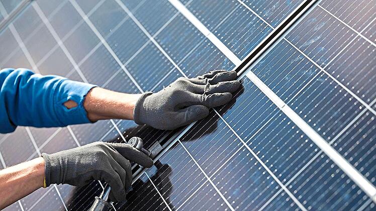 Da es immer mehr Solarstromanlagen gibt, komme das Stromnetz in Mainfranken an seine Grenzen, sagen Fachleute. Marijan Murat, dpa (Symbolbild)