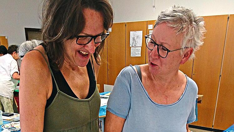 Im Workshop unter Leitung der Bayreuther K&uuml;nstlerin Margit Rehner (rechts) kann man malerisch der Fantasie freien Lauf lassen.