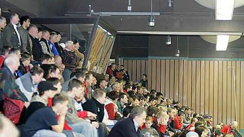 Immer vor vollen Rängen: Die Stadtmeisterschaft im Hallenfußball um den Rundschau-Cup litt noch nie unter Zuschauermangel.  Foto: Archiv