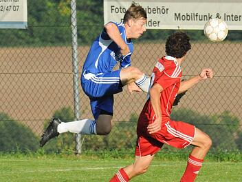 Im fliegenden Galopp nach vorne: Denny Mangold vom TSV Münnerstadt (links) zieht am Obererthaler Florian Hofbauer vorbei. Münnerstadt siegte in der Hinrunde in Obererthal 3:2. Foto: ssp