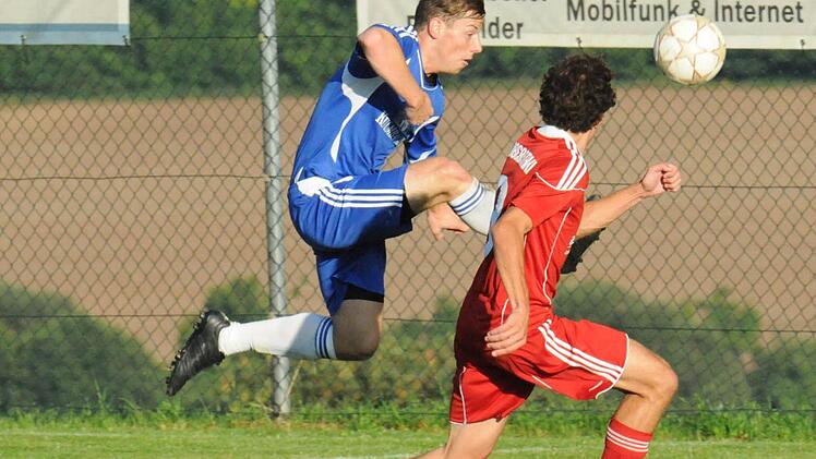 Im fliegenden Galopp nach vorne: Denny Mangold vom TSV Münnerstadt (links) zieht am Obererthaler Florian Hofbauer vorbei. Münnerstadt siegte in der Hinrunde in Obererthal 3:2. Foto: ssp