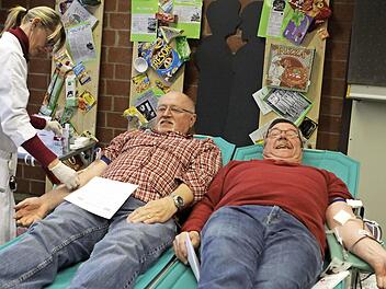 Erhard Löser (links) und Karl Heinz Hertel genießen den Aderlass.Foto: Thomas Dill