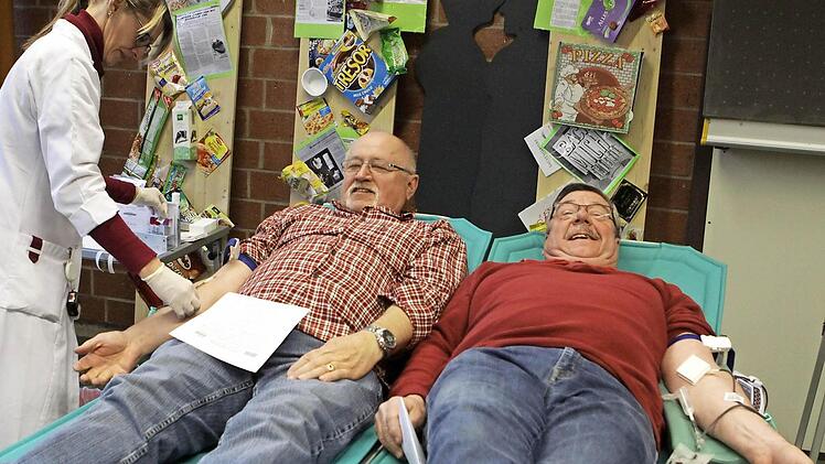 Erhard Löser (links) und Karl Heinz Hertel genießen den Aderlass.Foto: Thomas Dill
