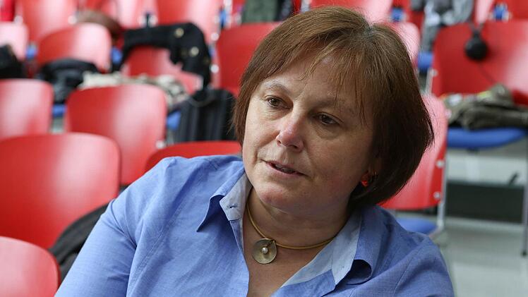 Die Geschichts- und Sozialkundlehrerin Gabriele Nägel konfrontiert den Politiker mit der Frage, die im Raum über allem schwebt.