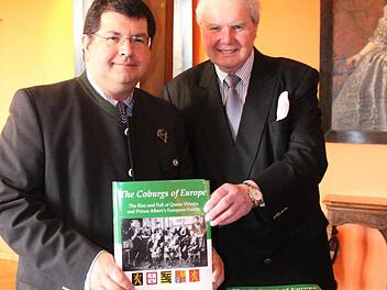 Historiker Arturo E. Beéche (links) und Andreas Prinz von Sachsen-Coburg und Gotha. Das Buch von Beéche enthält zahlreiche Fotografien aus dem privaten Archiv des Hauses Sachsen-Coburg und Gotha. Außerdem durfte Beéche auf die Memoiren von Prinz Andreas Mutter Viktoria-Luise zurückgreifen. Foto: Simone Bastian