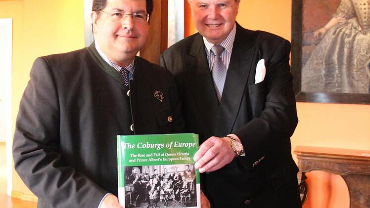 Historiker Arturo E. Beéche (links) und Andreas Prinz von Sachsen-Coburg und Gotha. Das Buch von Beéche enthält zahlreiche Fotografien aus dem privaten Archiv des Hauses Sachsen-Coburg und Gotha. Außerdem durfte Beéche auf die Memoiren von Prinz Andreas Mutter Viktoria-Luise zurückgreifen. Foto: Simone Bastian