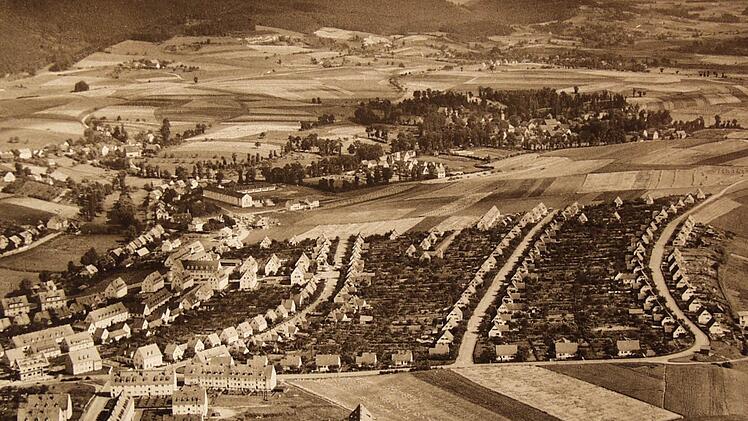 Luftbild aus der Nachkriegszeit: die Siedlung mit der Thurnauer Straße (vorne) sowie (von rechts) Hopfenweg, Frankenleite und Hohe Flur. Gut zu erkennen die großen Obst- und Gemüsegärten, die noch nicht zugebaut sind. Foto: Stadtarchiv Kulmbach