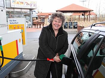 "Gestern konnte ich noch mehr lachen. Da war der Spritpreis noch niedriger", sagt Marion Dürnhöfer, als sie ihren Kombi an der Tankstelle der Knetzgauer Raststätte volltankt. Die Berufspendlerin profitiert von dem Dauertief an den Zapfsäulen. Fotos: Katja Müller
