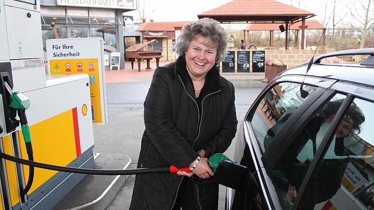 "Gestern konnte ich noch mehr lachen. Da war der Spritpreis noch niedriger", sagt Marion Dürnhöfer, als sie ihren Kombi an der Tankstelle der Knetzgauer Raststätte volltankt. Die Berufspendlerin profitiert von dem Dauertief an den Zapfsäulen. Fotos: Katja Müller
