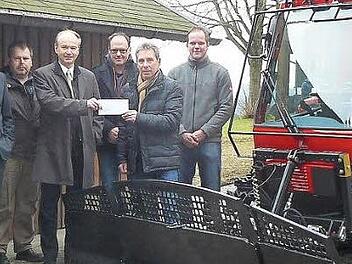 Eine Spende von 2500 Euro übergab die Raiffeisenbank Oberland an die Sportgemeinschaft Gösmes-Walberngrün. Unser Bild zeigt (von links) Bürgermeister Werner Burger, Vorstand Peter Girndt, Ulli Pfaffenberger, Vorstandsvorsitzenden Ralph Goller, SG-Vorsitzenden Matthias Hartmann, Wilfried Vogel und Manuel Narr. Foto: Klaus-Peter Wulf