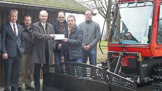 Eine Spende von 2500 Euro übergab die Raiffeisenbank Oberland an die Sportgemeinschaft Gösmes-Walberngrün. Unser Bild zeigt (von links) Bürgermeister Werner Burger, Vorstand Peter Girndt, Ulli Pfaffenberger, Vorstandsvorsitzenden Ralph Goller, SG-Vorsitzenden Matthias Hartmann, Wilfried Vogel und Manuel Narr. Foto: Klaus-Peter Wulf