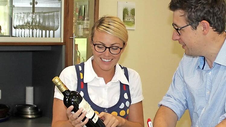 Im Keller eines guten Hotels sollten immer die richtigen Weine lagern, wissen Angelina Gerlach und Florian Behl. Foto: Thomas Mäuser2