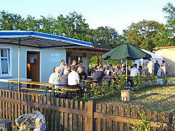 Am Samstag ist es wieder so weit: die Maigischer Gartenfreude laden am Fest Mariä Himmelfahrt in ihren schönen Garten ein. Das Foto entstand beim Gartenfest 2007. Foto: privat