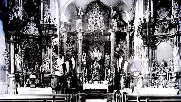 Der Altarraum der 1903 bis auf die Grundmauern abgebrannten Kirche. Sie war eine reine Barockkirche mit einer überschwänglichen Ausstattung, mit symbolischem Reichtum, mit teils übertriebenem ornamentalem Schmuck und mystifizierender Lichtführung. Reproduktion: Siegfried Sesselmann
