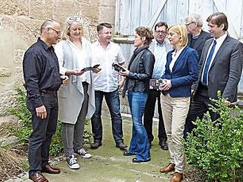 Bei der Präsentation des Flyers  Foto: Pauline Lindner
