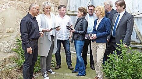 Bei der Präsentation des Flyers  Foto: Pauline Lindner
