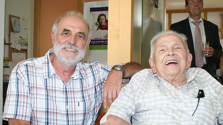 Auch Joachim Möhrsdorfs Vater Erich (90) freute sich über das Jubiläum. Hinten Ebermannstadts Klinikchef Uwe Möller-Ühlken.