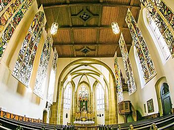 Die Entwürfe von Markus Lüpertz in und für die Kirche St. Elisabeth leuchten in der Morgensonne, die durch die Chorfenster scheint.Foto: Matthias Hoch
