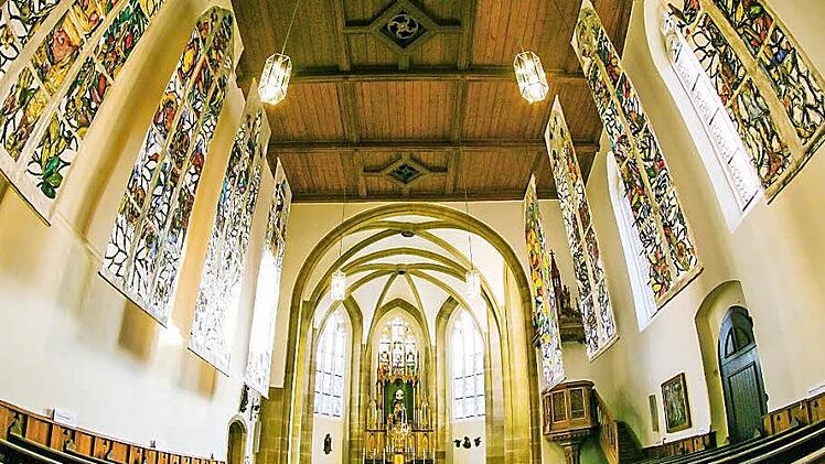 Die Entwürfe von Markus Lüpertz in und für die Kirche St. Elisabeth leuchten in der Morgensonne, die durch die Chorfenster scheint.Foto: Matthias Hoch
