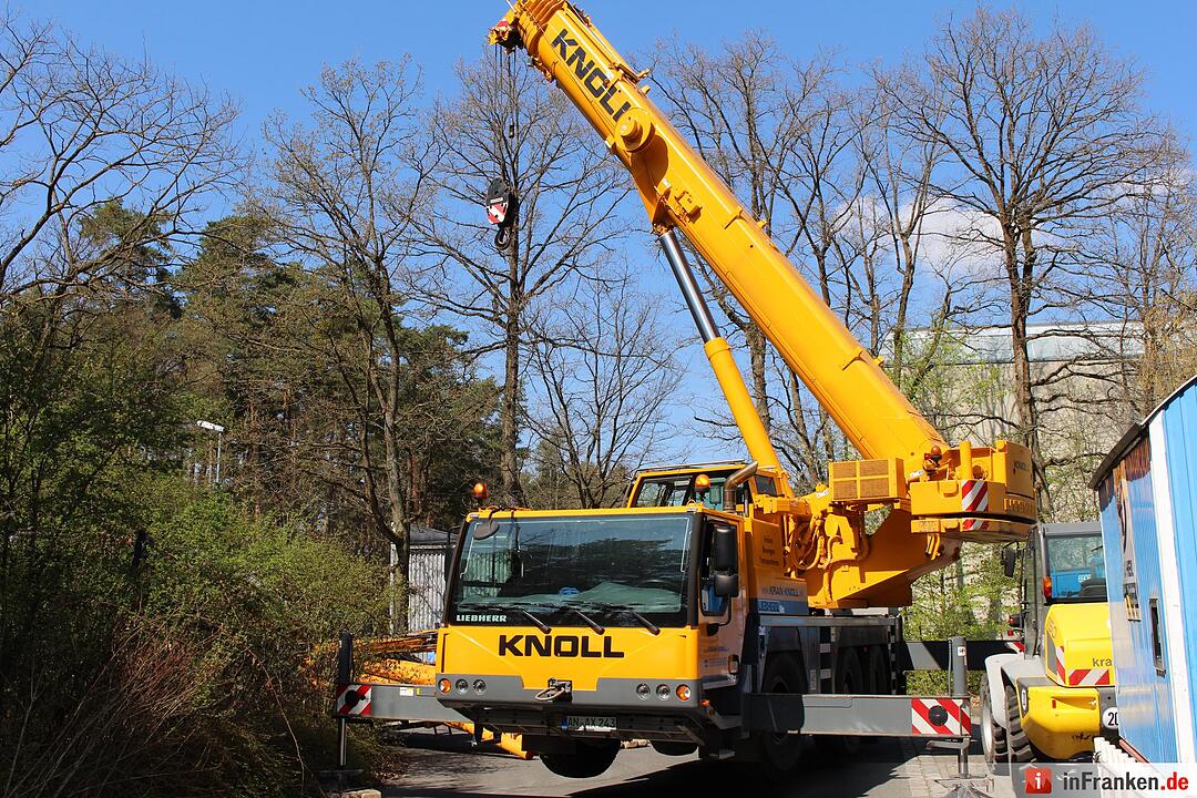 Erlangen: Bagger kippt auf Unigelände um