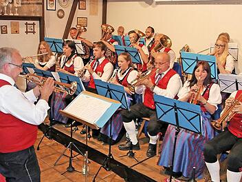 Die Kapelle unter der Leitung von Martin Fiedler (links) stellte einmal mehr ihr hohes Niveau unter Beweis. Beim Ehrenabend gab es viel Applaus für die Musiker. Foto: Dieter Britz