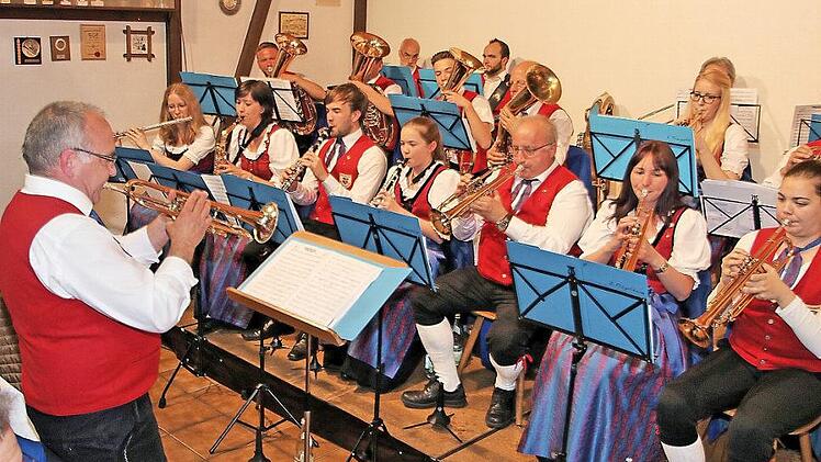 Die Kapelle unter der Leitung von Martin Fiedler (links) stellte einmal mehr ihr hohes Niveau unter Beweis. Beim Ehrenabend gab es viel Applaus für die Musiker. Foto: Dieter Britz